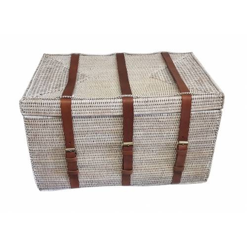 плетеный сундук с кожаными ремешками