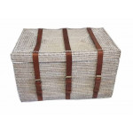 плетеный сундук с кожаными ремешками